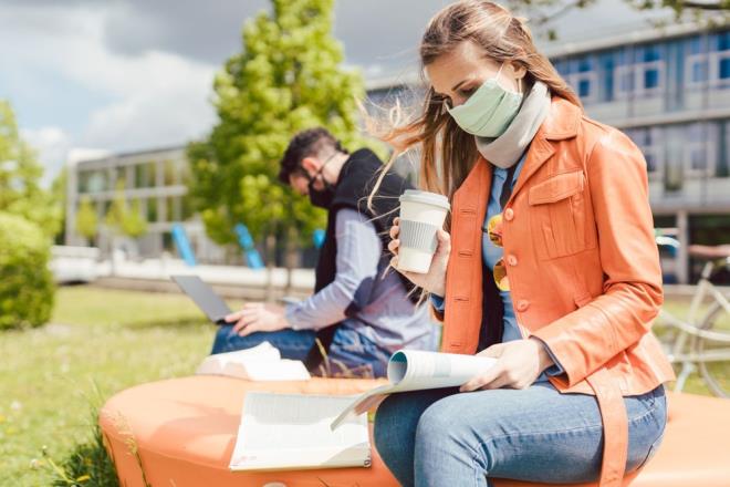20 yaş altında olup da üniversitelerde yüz yüze eğitim gören öğrenciler ile profesyonel veya milli sporcu olanlar sokağa çıkma kısıtlamasından muaf mıdır?  <br>  Bazı üniversitelerde teknik eğitim veren mühendislik fakültesi/tıp fakültesi gibi bölümlerde yüz yüze eğitim devam etmektedir.  <br>  Bu yaş grubundaki öğrencilere durumlarını belgelemeleri amacıyla üniversite yönetimince ders programını gösterir şekilde özel bir belge verilecek olup, bu belgenin gerektiğinde ibrazı ile 20 yaşın altındaki öğrenciler bu yaş grubu için getirilen sokağa çıkma kısıtlamasına tabi olmayacaktır.    20 yaş altı profesyonel veya milli sporcular, profesyonel veya milli sporcu olduklarını belgelemeleri kaydıyla sportif faaliyetleri (müsabaka, antrenman, bu amaçlarla seyahat vb.) kapsamında sokağa çıkma kısıtlamasına tabi olmayacaktır.