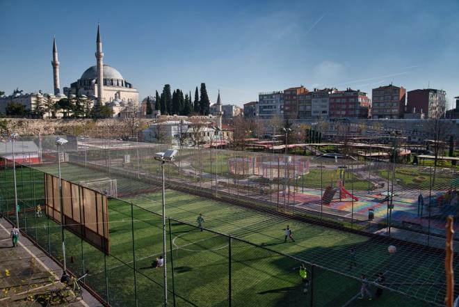 Genelge kapsamında faaliyetlerine ara verilen halı sahalarda amatör spor kulüplerinin antrenmanları ile futbol akademisi çalışmaları yapılabilir mi? <br>  Amatör liglerin ertelenmiş durumda olması nedeniyle, yeni bir karar alınıncaya kadar faaliyetleri durdurulan halı sahalarda antrenman yapılamayacağı ve futbol okulu/akademisi gibi faaliyetlerin devam edemeyeceği değerlendirilmektedir.