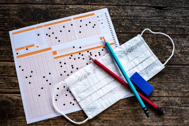 KPSS, Kariyer Mesleklerin Giriş Sınavları, TOEFL, IELTS gibi ülke genelinde düzenlenen sınavlara girecek kişiler sokağa çıkma kısıtlamasından istisna mıdır?<br>  Genelgemiz ile KPSS ve diğer merkezi sınavlara katılacağını belgeleyenler ile refakatçilerinin kısıtlamadan muaf oldukları belirlendiğinden bu sınavlara girecek her yaş grubundaki kişiler sokağa çıkma saat kısıtlamasına tabi olmayacaklardır.