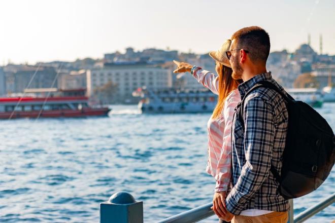 Ülkemizde turizm amacıyla bulunan yabancı turistler sokağa çıkma kısıtlamasına tabi midir?   <br>Turistik faaliyetler kapsamında geçici bir süreyle Ülkemizde bulunan yabancı turistler hafta sonları uygulanacak olan sokağa çıkma kısıtlamasından muaf tutulacaktır.