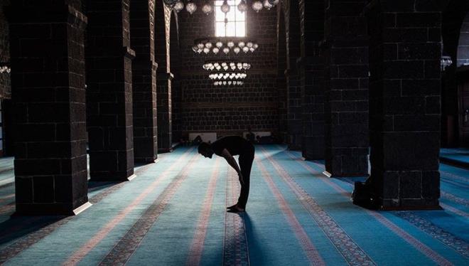 65 yaş ve üzeri ile 20 yaş altı vatandaşlarımız için belirlenen sokağa çıkma kısıtlamasının uygulaması Cuma namazları açısından nasıl olacaktır?   <br>  Belirtilen yaş gruplarında yer alan vatandaşlarımızdan Cuma namazı kılmak isteyenler için İl/İlçe Umumi Hıfzıssıhha Kurullarınca; 65 yaş ve üzeri büyüklerimizin sokağa çıkma saati Cuma namazı bitimine kadar uzatılabilecek, 20 yaş altındaki gençlerimizin sokağa çıkış saati ise Cuma namazına gidebilecekleri şekilde öne alınabilecektir.