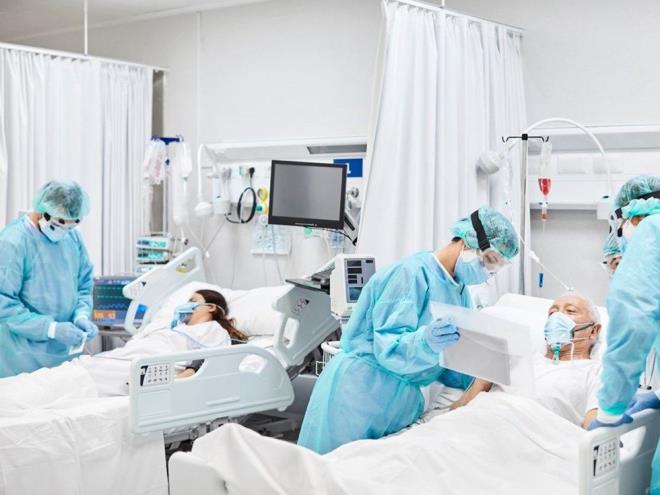 65 yaş ve üzerindeki sağlık çalışanları (doktor, diş hekimi, eczacı vb.), seçimle göreve gelenler (belediye başkanı, muhtar vb.), avukat, akademisyen, veteriner, serbest muhasebeci-mali müşavir gibi meslek gruplarının mensupları bu yaş grubu için getirilen sokağa çıkma kısıtlamasına tabi midir?<br>    Genelge ile gün içerisinde 10:00 ile 13:00 saatleri arasında sokağa çıkabilecek 65 yaş ve üzeri vatandaşlarımızdan iş yerleri ile illiyetlerini gösteren çalışma/SGK kaydı vb. belgeyi ibraz edenler istisna tutulduğundan yukarıda adı geçen meslekleri icra eden 65 yaş ve üzeri vatandaşlarımız kısıtlamadan muaftır.