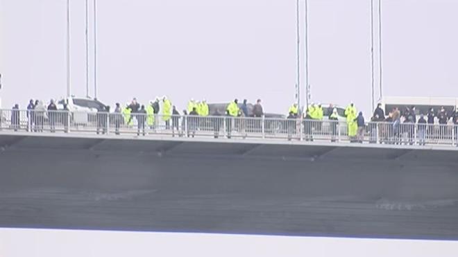Ekipler, intihar girişiminde bulunan iki kişinin de aralarında olduğu gruptakileri gözaltına aldı.