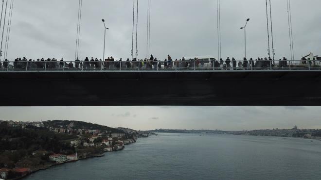 Çalıştıkları firmadan paralarını alamadıkları gerekçesiyle 15 Temmuz Şehitler Köprüsü'ne gelen bir grup eylem yapmak istedi.