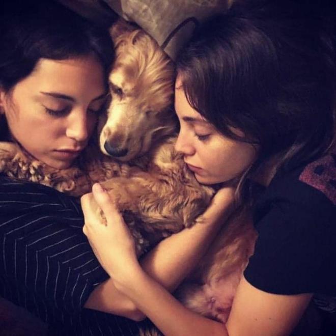 Öykü Karayel ve ikizi Ezgi Karayel'in benzerlikleri gören herkesi şaşırttı. İki kardeşin birlikte yer aldığı fotoğraflarda hayranları Öykü Karayel'i ayırt etmekte zorlandı.