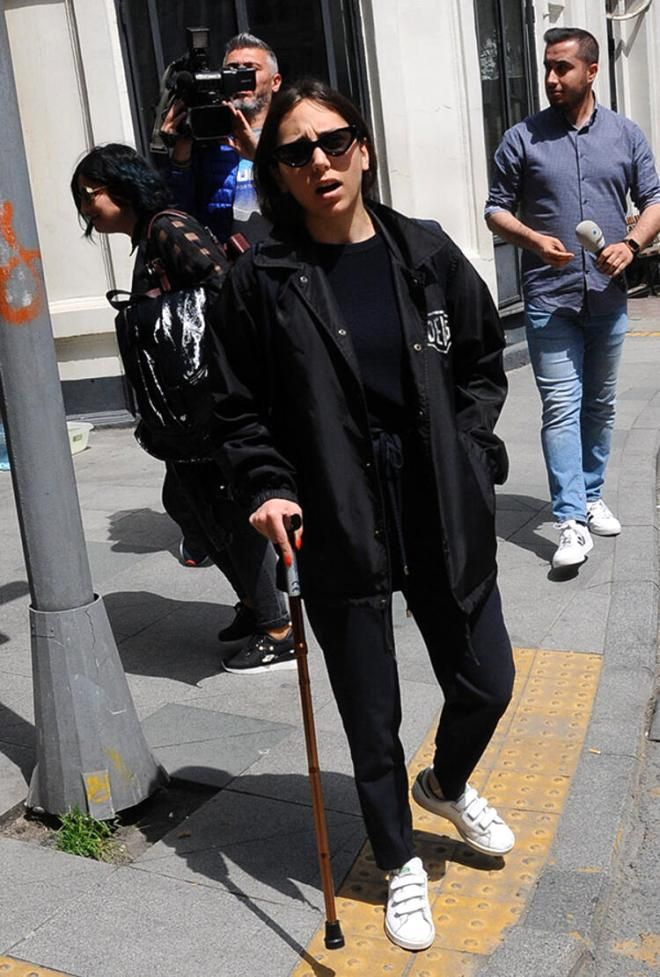 Daha önce de gazetecilerin kendisini görüntülemesine sinirlenen Ezgi Karayel, "Ben Öykü değilim, beni neden çekiyorsunuz?" diyerek tepki göstermişti.