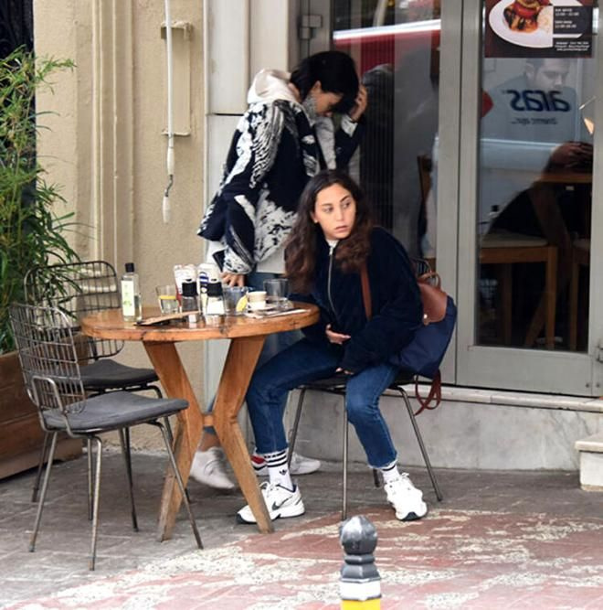 Karayel, kendisini bekleyen habercilere de, "Boşuna beklemeyin, Öykü değilim ben" dedi