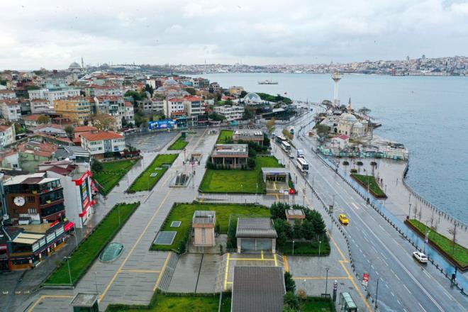 <p>İçişleri Bakanlığı'nın aldığı karar gereği 65 yaş ve üzeri vatandaşlar saat 10.00'dan itibaren sokağa çıkabilecek. </p>    <p>65 yaş üstü vatandaşların sokağa çıkma izni saat 13.00'da dolacak. </p>    <p>Bu saatten sonra 16.00'ya kadar 20 yaş ve altı sokağa çıkabilecek. </p>    <p>20 yaş üstü ve 65 yaş altı akşam sekize kadar dışarıda kalabilecek. </p>    <p>Akşam saat 20.00'den sonra yeni kısıtlama başlayacak ve herkes evlerine dönecek.</p>    <p>Yani, 65 yaş ve üzeri vatandaşlar 10.00 ila 13.00 saatleri, 20 yaş altı vatandaşlar, 13.00 ila 16.00 saatleri arasında sokağa çıkabilecek. </p>