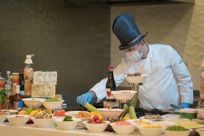 Lokanta ve restoranlara yönelik getirilen kısıtlamalara oteller ve konaklama tesislerindeki lokanta veya restoranlar tabi midir?<br>  Oteller ve konaklama tesislerindeki lokanta veya restoranlar sadece konaklama yapan müşterilerine yönelik yemek hizmeti verebilecek olup diğer lokanta veya restoranlara yönelik getirilen kısıtlamalara tabi değildir. Ancak oteller ve konaklama tesislerindeki lokanta veya restoranlar dışarıya paket servisi yoluyla satış yapamazlar.