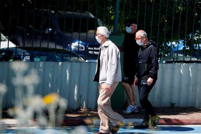 <p>65 yaş ve üzerindeki sağlık çalışanları (doktor, diş hekimi, eczacı vb.), seçimle göreve gelenler (belediye başkanı, muhtar vb.), avukat, akademisyen, veteriner, serbest muhasebeci-mali müşavir gibi meslek gruplarının mensupları bu yaş grubu için getirilen sokağa çıkma kısıtlamasına tabi midir?</p>                            <b>Genelge</b> ile gün içerisinde 10:00 ile 13:00 saatleri arasında sokağa çıkabilecek 65 yaş ve üzeri vatandaşlardan iş yerleri ile illiyetlerini gösteren çalışma/<b>SGK</b> kaydı vb. belgeyi ibraz edenler istisna tutulduğundan yukarıda adı geçen meslekleri icra eden <b>65 yaş ve üzeri</b> vatandaşlar kısıtlamadan muaf.</p>