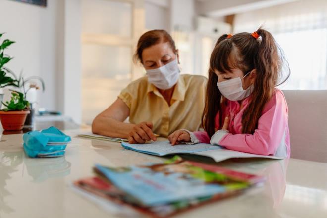 Kreşlerde yüz yüze eğitim faaliyetleri devam edecek mi? <br>    Sağlık ve Milli Eğitim Bakanlıklarıyla yapılan görüşmeler sonucunda; çalışan anne-babaların durumu da göz önünde bulundurularak Milli Eğitim Bakanlığına bağlı kreşlerle birlikte diğer kamu kurum ve kuruluşları ile özel eğitim kurumları bünyesindeki kreşlerin yüz yüze eğitim faaliyetlerine devam edebilmeleri gerektiği değerlendirilmiştir.