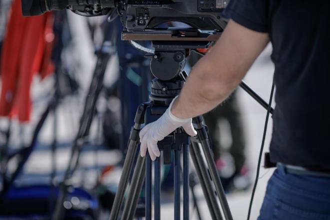 Reklam ve dizi sektörünün çekimlerinin hafta sonu saat 20.00’den sonraya sarkması nedeniyle kendilerine izin verilebilir mi?<br>  Reklam ve dizi sektörü ile çalışanları, Genelgenin 5.1/ğ ve 5.2/ğ hükümleri uyarınca üretim ve imalat tesisleri ile buralarda çalışanlar için getirilen istisna hükmü kapsamında olduğundan sokağa çıkma kısıtlamasından muaf tutulacaktır.