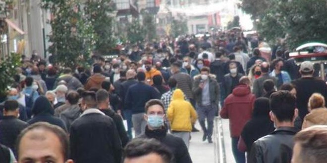 Taksim'de koronavirüs yasakları hiçe sayıldı