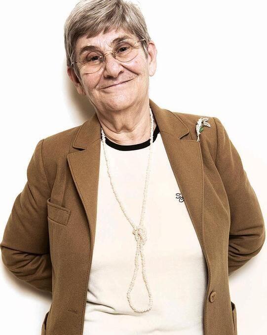 5) Dezenfektanlar ve anti-bakteriyel sabunlarla elleri yıkamak, ellerde bulunan ve cildimizi koruyan mikrobiyomları da öldürdüğü için, gerek cildimize, gerek tüm vücudumuza zarar vermektedir.  <br>  6) Elleri sık sık sabunlu su ile yıkamak en doğal, ve en doğru, ve en kesin, ve en ucuz, ve en kolay yöntemdir. Elleri yıkama, virüs ve bakterilerin sayısını azaltarak, bulaşma gücünü zayıflatıyor, virüslerin virülansını, yani, hasta yapabilme olasalığını zayıflatıyor, önlüyor. Bu nedenle, salgın başladığından beri sürekli olarak BÖYÜK OTORİTELER tarafından el yıkama öneriliyor.