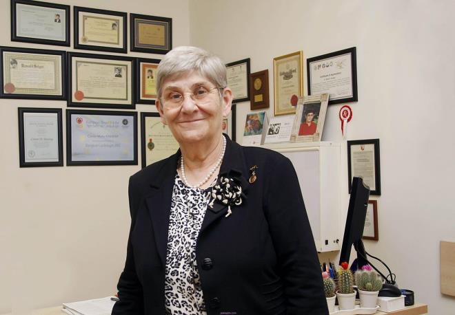 SODYUM-BİKARBONAT, dünya çapında acil CPR durumlarında, yani canlandırma durumlarında hayat kurtaran, kalp durmalarında uyguladığımız, elimizin altında bulunan en önemli doğal bir tuzdur.  <br>  Yoğun bakım ünitelerinde asiditeyi, yani ölümü önlemek amacıyla, CPR durumlarında intra-kardiak ve IV olarak  sık sık kullanılmaktadır.<br>    IV olarak kıllanıldığında, ilaç diye adlandırılsa da, doğada en çok bulunan ve çeşitli amaçla kullanılan yaygın kristal bir tuzdur.