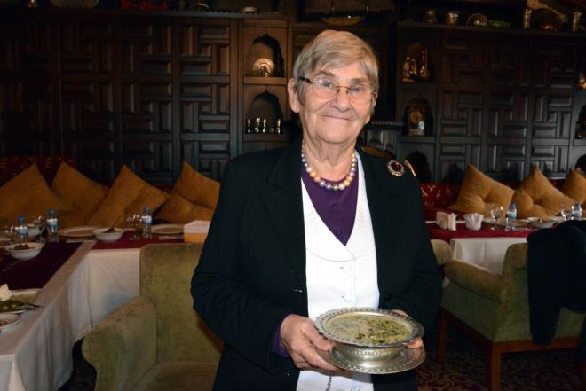 1) Corona-19 damlacık yoluyla bulaşıyor. Bunu bilmeyen duymayan kalmadı.  <br>  2) Damlacık yoluyla bulaşmak demek, ağız, burun, boğaz yolu ile bulaşmak demektir.  <br>  3) Yani, bir kişinin hastalanması, yani virüsün vücuda girebilmesi için önce AĞIZ-BURUN-BOĞAZ kapılarından vize alması ve geçmesi gerekmektedir. Bunun lamı-cimi yoktur.