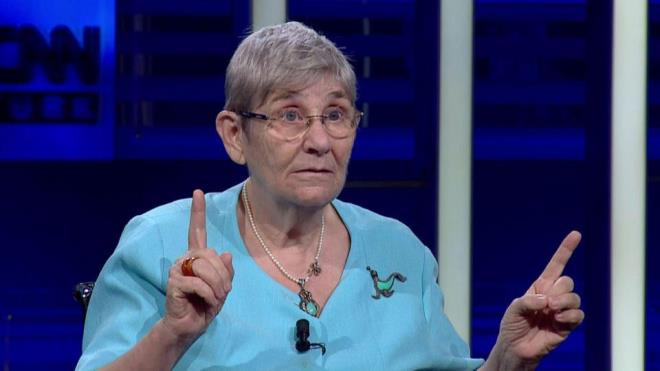 SODYUM-BİKARBONAT, insan vücuduna girdiğinde, kanımızı, idrarımızı, tüm vücut sıvılarımızı ve de tüm hücrelerimizi hızlı bir şekilde asit ortamdan alkali ortama dönüşmesini sağlar.  <br>  SODYUM-BİKARBONAT, kanımızı alkali kılan, yani kanımızın pH değerinin değişmesini önleyen önemli bir tuzdur, önemli bir tampon iyondur.