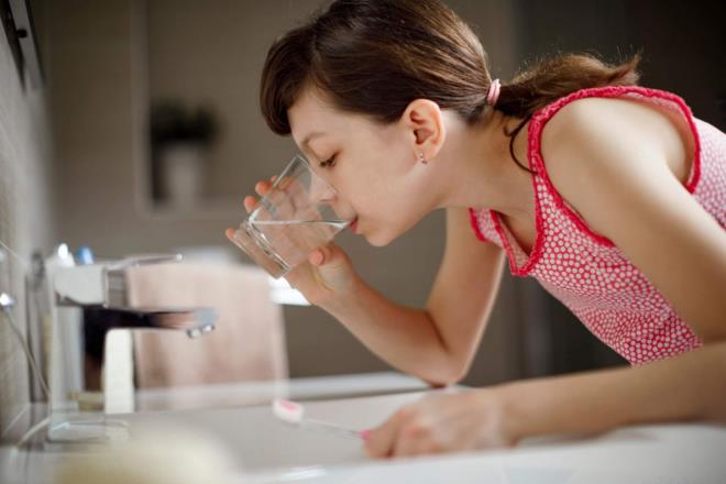 7) Başta Covid-19 virüsü olmak üzere, tüm virüs ve bakteriler, damlacık yoluyla, AĞIZ-BURUN-BOĞAZ'a girerek mukozalara yerleşirler. Mukozalara yerleştikten sonra, 3-4 gün süre ile orada kendilerine gelmeye çalışırlar, yani kuluçla devri yaşarlar.  3-4 gün geçtikten sonra, yeni ve yabancı ortama adapte olup, toparlanıp güçlendikten sonra hücrelerin içine girmeye başlarlar. Hücre içinde ve çekirdeğinde bulunan materyelleri kullanarak, çoğalmaya başlarlar. Bu süre 3-4 gün kadardır.
