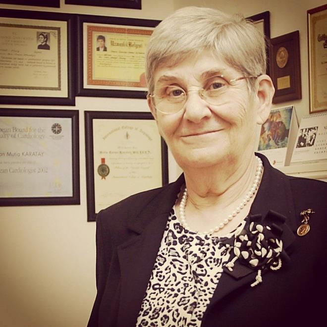 Korkaklarla dolu Türkiye'nin en cesur insanlarından biri, hiç şüphesiz Profesör Canan Karatay… Onca saldırıya, onca linç kampanyasına rağmen, sözlerini çarpıtmalarına rağmen, söylemediği sözleri sanki söylemiş gibi yazmalarına rağmen, asla geri adım atmıyor, görüşlerini ısrarla dile getirmeye devam ediyor. En son çıktı, “gargara yapın” dedi. Bunu koronavirüse karşı bir tedavi yöntemi olarak değil, tıpkı maske gibi, koruyucu önlem olarak söyledi. Her zamanki gibi sözlerini çarpıttılar, gargarayla tedavi olur mu filan diye alay etmeye çalıştılar, Profesör Canan Karatay'ın söylediklerini gargaraya getirmeye çalıştılar. Hatta “halk Karatay'ın yalan söylediğini biliyor” bile dediler.