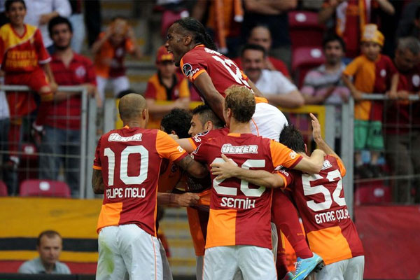 Galatasaray Spor Toto Süper Lig'in 2012-2013 sezonunun 34. haftasındaki Trabzonspor karşılaşmasının ardından şampiyonluk kupasını aldı sosyal paylaşım sitelerinde yer yerinden oynadı.