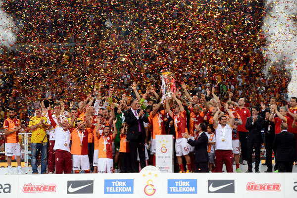 Ben şampiyon olsam sahaya cikip halay cekerdim, takima helal olsun hala üşenmeden gol atıyor