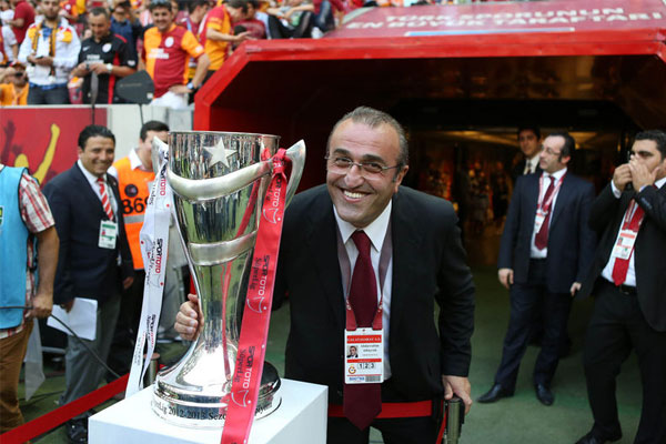 Galatasaray' da bir gelenek: Kupa, iki kaptanın ellerinde havalanır. ||| Nice Şampiyonluklara GALATASARAY'ım