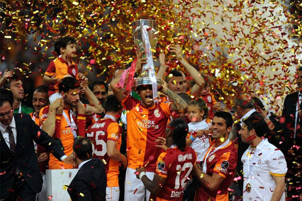 'Galatasaray önümüzdeki sezon da şampiyon olursa, formasına 4. yıldızı ekleyen ilk takım olacak' Bunu duymak bile yetiyor be!