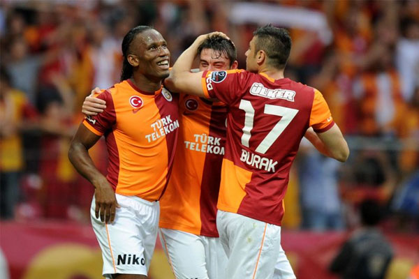 Sadri Şener: "Galatasaray taraftarları doğru olan şampiyonluğumuzun pankartını açmış. Ne var bunda ?"