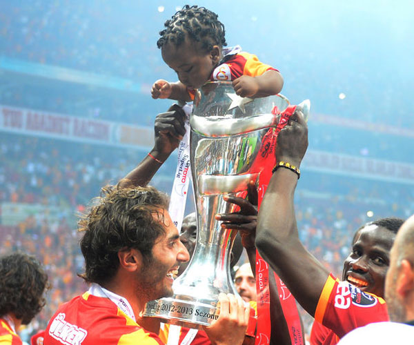 Birkaç yıl sonra 4 sene üst üste şampiyon oldu bestemizi sık sık söyleyeceğiz gibi. Bu Aslanların liderliği bırakmaya niyeti yok çünkü