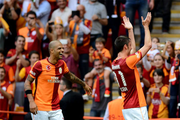 Didier Drogba... Arena'da Galatasaray forması ile şampiyonluk kupası kaldırdı. Tarih kitaplarına girmeli bu olay.