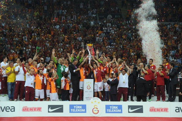 en yakın rakibine 10 puan fark atan; gol kralını çıkartan yani şampiyonluğu sonuna kadar hak eden GALATASARAY