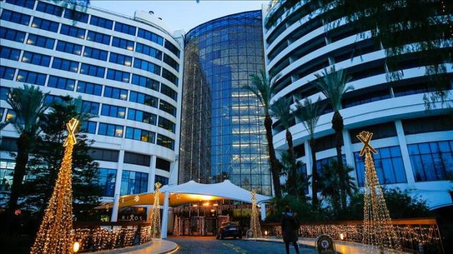 Otel rezervasyonu bulunan 65 yaş ve üzeri vatandaşlarımız 24.06.2020 tarih ve 10134 sayılı Genelgemiz kapsamında Alo 199 Vefa Sosyal Destek Hattı üzerinden veya elektronik ortamda e-Devlet kapısından İçişleri Bakanlığı e-başvuru sistemi üzerinden Turizm Amaçlı Seyahat İzin Belgesi almak kaydıyla konaklama rezervasyonunun başlangıç zamanı ile konaklama tesisine ulaşım süresi içerisinde özel ve toplu ulaşım araçlarıyla araçlarıyla seyahat edebileceklerdir.Otel rezervasyonu bulunan 20 yaş altı gençlerimiz ve çocuklarımız ise yanlarında veli/vasisinin bulunması şartıyla konaklama rezervasyonunun başlangıç zamanı ile konaklama tesisine ulaşım süresi içerisinde rezervasyonu olduğunu belgelemek/ibraz etmek kaydıyla herhangi bir izin almaksızın özel ve toplu ulaşım araçlarıyla seyahat edebileceklerdir.