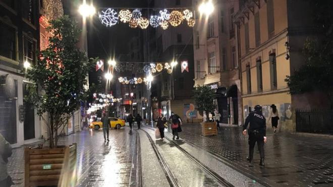 İçişleri Bakanlığı, Türkiye'de koronavirüs önlemleri kapsamında getirilen yeni kısıtlamalara ilişkin kılavuz yayımladı. Kılavuzda kısıtlamalara ilişkin sorular cevaplandı. İşte en çok merak edilen sorular ve yanıtları...
