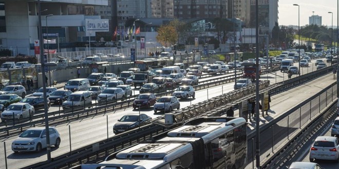 Kısıtlamaya saatler kala İstanbul'da yılbaşı trafiği