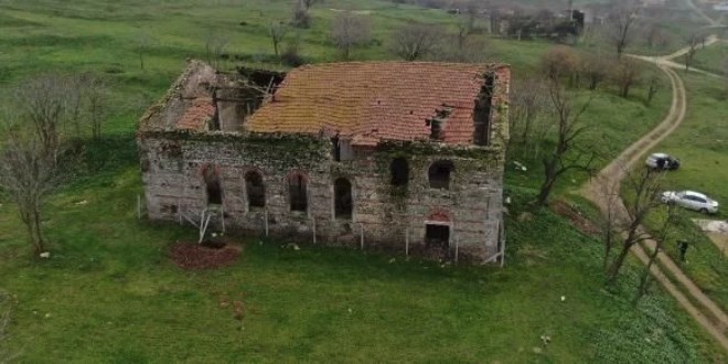 Defineciler 185 yıllık kiliseyi delik deşik etti!