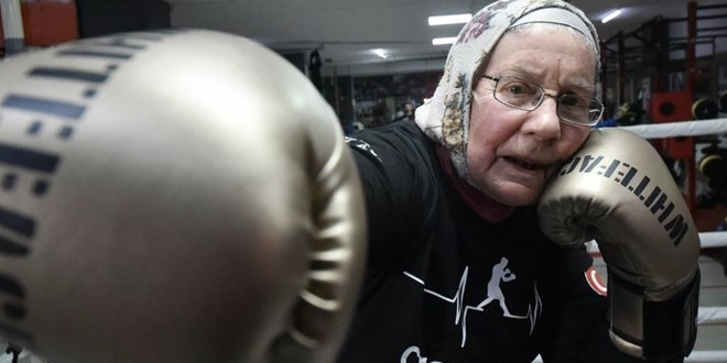 Parkinsonu yenmek için 75 yaşında boks yapıyor
