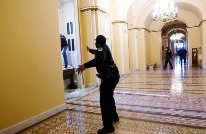 MİKE PENCE, GÜVENLİK NEDENİYLE BİNADAN ÇIKARILDI  Öte yandan Arizona'daki seçim sonuçlarına itirazı değerlendiren Senato, olaylar nedeniyle oturuma ara verdi. Kongre binası kapatıldı.    "Senato Başkanı" sıfatıyla söz konusu oturumu yöneten Başkan Yardımcısı Mike Pence'in ise güvenlik nedeniyle binadan çıkarıldığı öğrenildi.