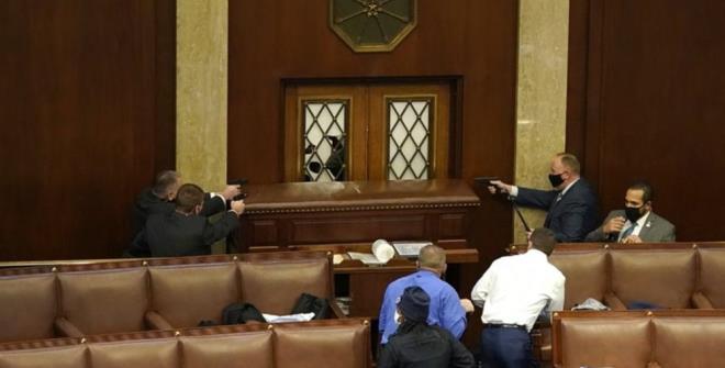ABD'nin başkenti Washington'da Donald Trump'a destek gösterisi düzenleyen bir grup protestocu, polis barikatını aşarak Kongre binasına girdi.