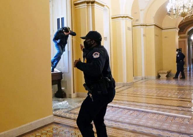 TRUMP'TAN ÇAĞRI    ABD Başkan Donald Trump destekçilerine "Polise destek olmaları, barışçıl kalın" çağrısında bulundu.
