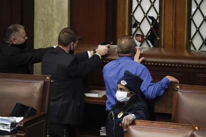 Washington'da, Seçiciler Kurulu oylarının sayıldığı ve 3 Kasım 2020'deki başkanlık seçimlerinin sonuçlarının resmileştiği Kongre oturumu devam ederken Trump destekçileri de Kongre binasının dışında protesto düzenliyor.