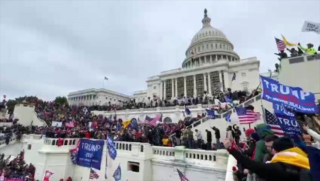 PENCE'TEN "TEK TARAFLI DAVRANMA YETKİM YOK" MESAJI  Oturumdan kısa süre önce Washington'da destekçilerine hitap eden Trump, oturuma başkanlık eden Başkan Yardımcısı Mike Pence'in "delege oylarını kabul etmeyip, Cumhuriyetçiler lehine yeniden tescil edilmesi" için geri göndermesi gerektiğini savundu.    ABD Başkan Yardımcısı Mike Pence, 3 Kasım 2020'deki başkanlık seçim sonuçlarına göre belirlenen delege oylarının sayılıp, sonuçların resmen tescil edileceği Kongre oturumunda "tek taraflı" davranmak gibi bir yetkisi olmadığını bildirdi.