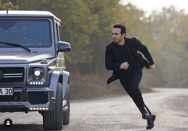 Ankara doğumlu olan oyuncu İstanbul'da ikamet etmektedir. Tiyatro hayatına arkadaşları Serhat Teoman, Fatih Sönmez ve Emre Erkan'la birlikte kurduğu Tiyatro Kutu ile devam etmiştir.