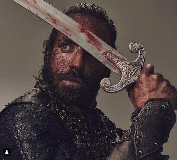 Melikşah'ın babası Sultan Alparslan ile çıktıkları fetih sırasında kendisini göstermeye çalışması, eşi Başulu'nun Ahmet Sencer'i doğururken ölmesi ve babası Alparslan'ın hain bir suikast sonucu ölmesinin üst üste geldiğini hatırlatan Buğra Gülsoy, ''Duygusal olarak çok zorlandım'' diyerek sözlerine şöyle devam etti: