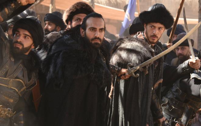 TRT 1'de yayımlanan Uyanış Büyük Selçuklu dizisinde Sultan Melikşah karakteri ile izleyici karşısına çıkan yakışıklı oyuncu Buğra Gülsoy, sosyal medyadan izleyicilerin kendisine yolladığı soruları yanıtladı. Dizide en çok zorlandığı sahneyi anlatan Gülsoy, çekimlere başladıklarında ilk bölümde yaşananların kendisine çok ağır geldiğini söyledi.