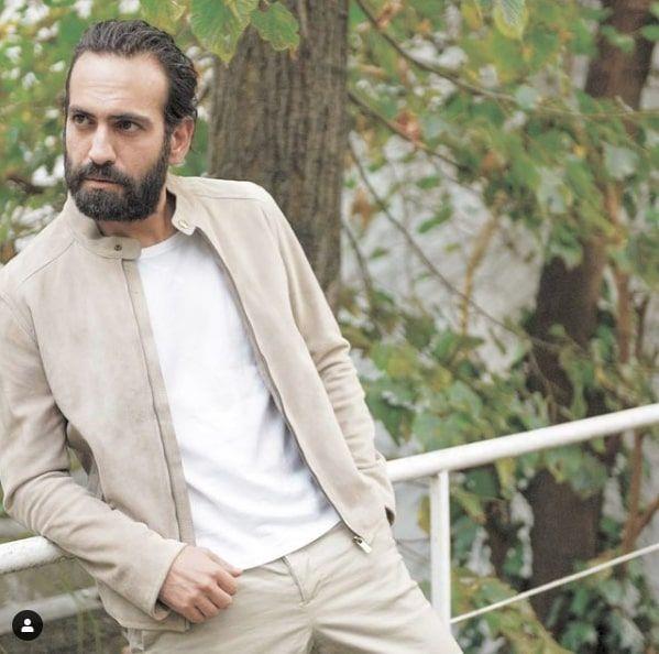 Buğra Gülsoy: İlk, orta ve lise eğitimini Ankara'da tamamlamıştır. 13 yaşında ilk sahne deneyimini yaşamıştır. Doğu Akdeniz Üniversitesi'nin mimarlık bölümünden 2004 yılında mezun olan Buğra Gülsoy, Kıbrıs'ta bulunduğu süre içerisinde Kıbrıs Devlet Tiyatrosu'nda çeşitli oyunlarda rol almış, aynı zamanda kısa film yönetmenliği ve oyunculuk da yapmıştır.