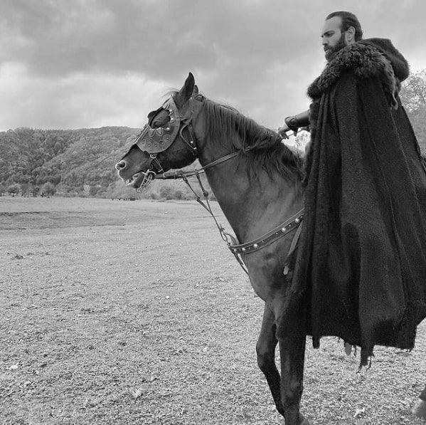 ''Karaktere girdiğiniz zaman ve bu setin içine geldiğiniz zaman, kendinizi çok güvende hissediyorsunuz. Sadece işimi yapmam, oynamam gerekiyor. Çok güzel tarihi işin içinde yer almak''