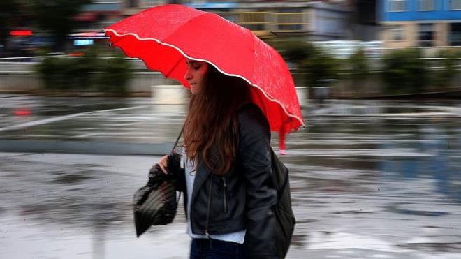 Meteoroloji Genel Müdürlüğü tarafından yapılan son değerlendirmelere göre Türkiye hafta sonu itibariyle yağışlı havanın etkisine giriyor. Yağışlar bugün Trakya bölgesinde başlarken, cumartesi günü Marmara'nın tamamı ve Ege bölgesini etkisi altına alacak. Pazar günü kapsama alanını genişletecek olan yağışlı hava Karadeniz bölgesinde şiddetli bir şekilde etkili olacak. Önümüzdeki hafta da yağışlar devam edecek. Meteorolojinin yayınladığı haritalı hava durumu tahminine göre şanslı bir kaç il kar yağışı da alacak. Önümüzdeki 5 günün hava durumu şöyle: