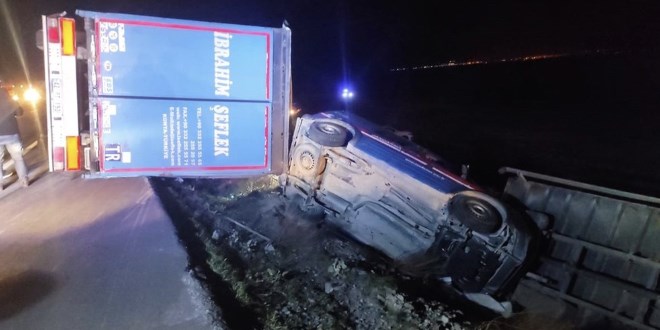 Aşırı rüzgardan araçlar devrildi: 5 yaralı