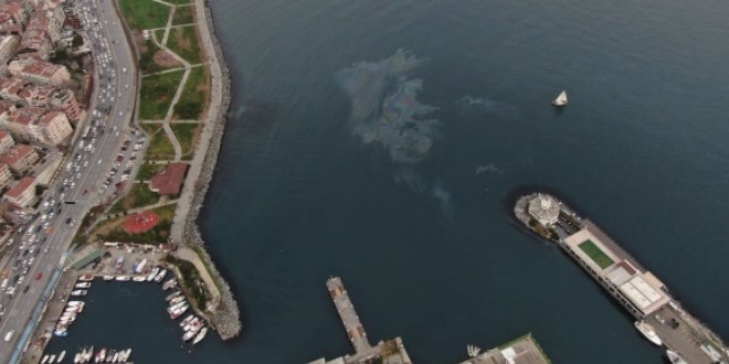 Marmara Denizi'nde dev petrol sızıntısı görüntülendi
