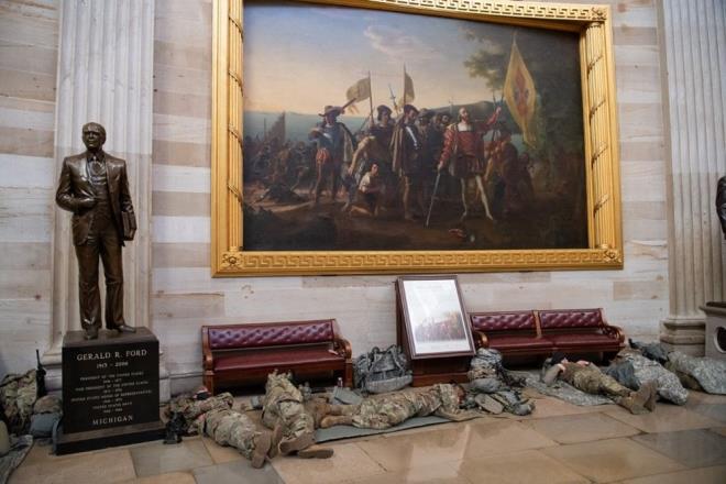 Öte yandan, Trump için başlatılan azil sürecini takip etmek için Kongre'ye giden gazeteciler tarafından çekilen fotoğraflarda, binanın adeta bir kışlaya çevrildiği görüldü.